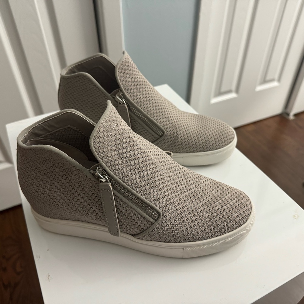 Steve Madden Size 7 Style Click Color Taupe W Box - image 1